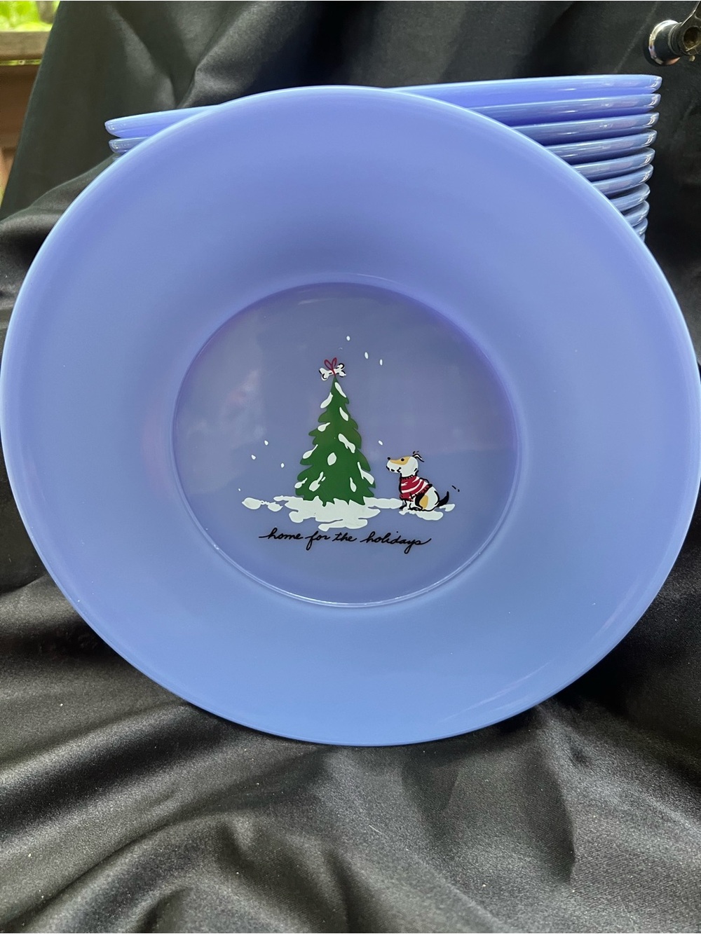 Set of 12 holiday plate featuring tree and doggo

Plastic